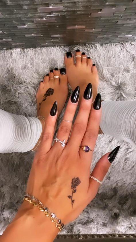 Matching Nail Sets, Pedicure Colors 2022, Pedicure 2022, Matching Nail And Toe Sets, Nails Matching, Black Toe Nails, Summer Pedicure, Pedicure Colors, Gel Toe Nails