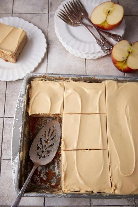 Apple Sheet Cake Recipe, Mini Loaf Pan Cakes, Sheet Pan Cakes, Dump Cake Easy, Apple Sheet Cake, Loaf Pan Cakes, Cake With Caramel Icing, Sheet Pan Desserts, Cake Pops Frosting