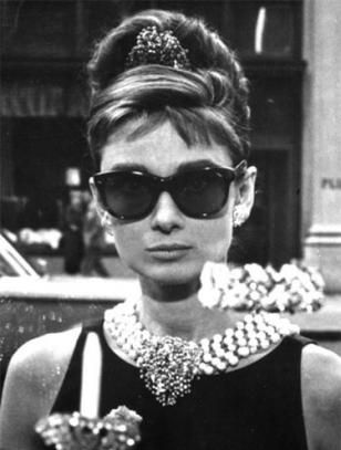 Audrey Hepburn Sunglasses, Tiffany Sunglasses, Celebrity Sunglasses, Oliver Goldsmith, Audrey Hepburn Style, Breakfast At Tiffanys, Holiday Looks, Audrey Hepburn, Types Of Fashion Styles