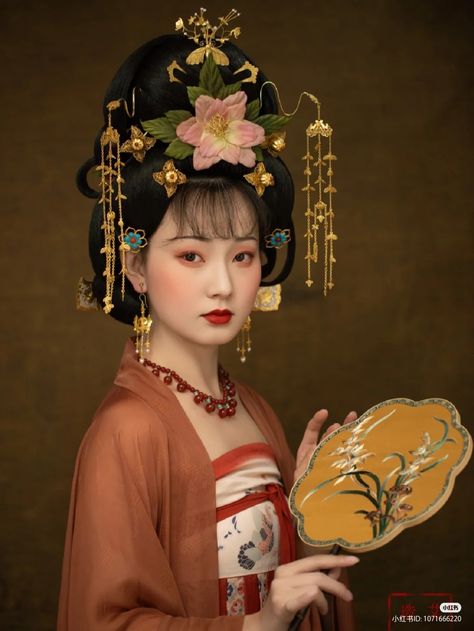 Tang Dynasty Hairstyles, Tang Dynasty Hair, Traditional Asian Hairstyles, Chinese Hairstyles, Ancient Chinese Hairstyles, Asian Hair Ornaments, Ancient Outfits, Traditional Chinese Hanfu, Hanfu Hairstyles