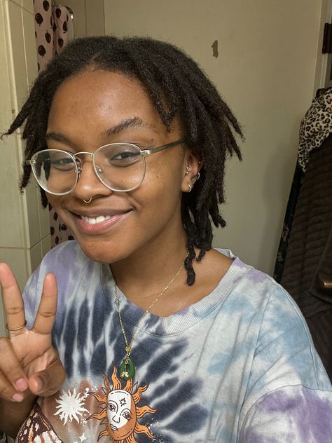 I had a cowrie shell in the loc right next to my year and a half(+) old loc but i took it out for a new look and bc it was hanging by a strabd of hair lol and now my first loc i started by myself out of a mini braid i did on myself almost a yesr before the other ones is showing its true length now that the shell is gone and not pulling the loc next to it down like it was before!! Short Locs With Beads Styles, Cowrie Shells On Locs, Short Locs With Shells, Locs With Shells, Starter Locs With Shells, Small Traditional Locs Black Women, Locs Styling, Short Fade Haircut, Loc Goddess