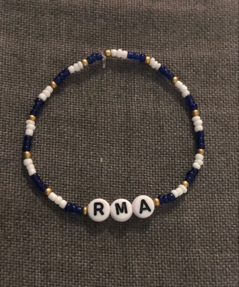 Real Madrid Bracelet Beads, Real Madrid Bracelet, Football Bracelet Ideas, Senior Year Diy, Football Bracelet, Small Bead Bracelet, Real Madrid Team, Real Madrid Wallpapers, Diy Bracelets Tutorials