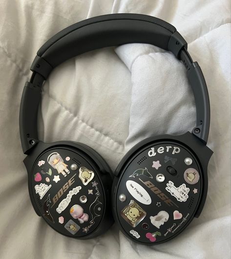 Boss Headphones Aesthetic, Cute Bose Headphones, Bose Qc 45 Aesthetic, Bose Headphones Stickers, Headphone Sticker Ideas, Bose Headphones Aesthetic Black, Decorated Bose Headphones, Bose Qc45 Outfit, Bose Qc45 Aesthetic