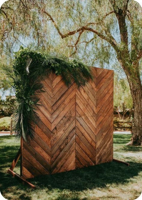 Wooden Photo Wall Wedding, Sustainable Backdrop Ideas, Boho Wall Backdrop, Wooden Ceremony Backdrop, Backdrops For Parties Outdoor, Wood Photo Booth Backdrop, Wood Wall Wedding Decor, Permanent Backdrop Ideas, Plant Backdrop Ideas