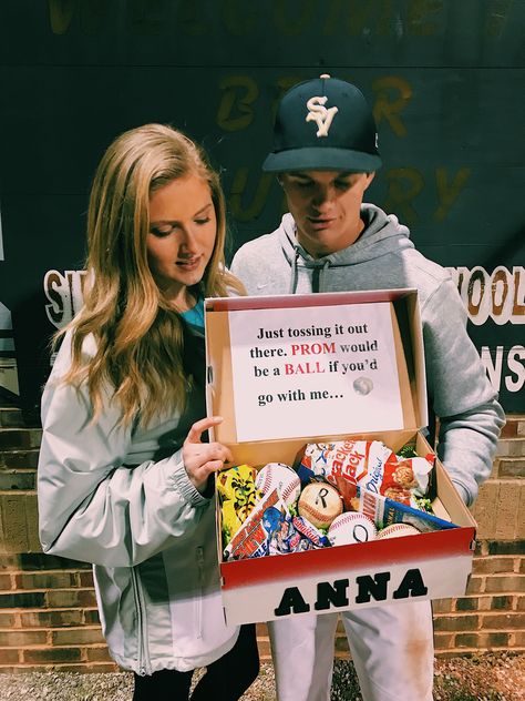 Promposal Ideas For Her, Baseball Proposal, Baseball Promposal, Sadie Proposals Ideas, Promposal Ideas For Him, Friends Promposal, Creative Prom Proposal Ideas, Sadies Proposal, Cute Hoco Proposals