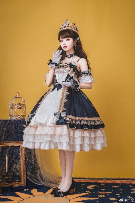 Gaun Abad Pertengahan, Dress Designs For Girls, Geometric Fashion, Lolita Outfits, Classic Lolita, Old Fashion Dresses, Fairytale Dress, Fantasy Dress, Cosplay Dress