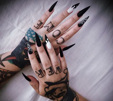 Goth Toe Nail Designs, Goth Birthday Nails, Edgy Stiletto Nails, Fall Nails Stilleto Shape, Simple Goth Nails, Simple Gothic Nails, Halloween Stiletto Nails, Black Witchy Nails, Edgy Nail Designs