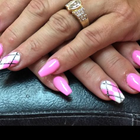 Pink Argyle Nails, Argyle Nail Art, Pink Plaid Nails Acrylic, Pink Plaid Nails, Burberry Nails, Argyle Nails, Pink Argyle, Nail Tip Designs, Plaid Nails