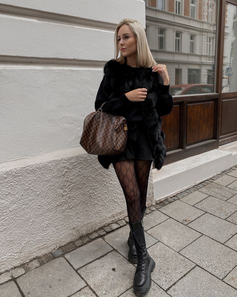 All black outfit, gucci tights, outfit-kombination, gucci, black outfit, boots, speedy 30, louis vuitton, blonde hair, short hair