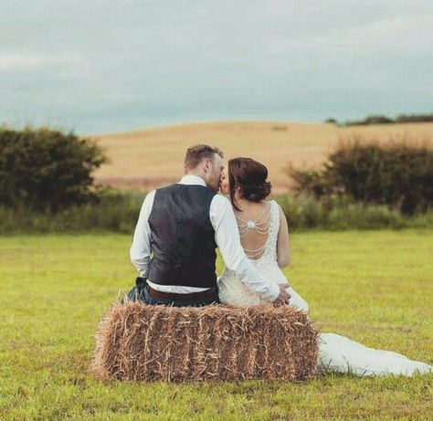 Wedding Fotos, Hay Bales, Photo Couple, Wedding Wishes, Wedding Pics, Here Comes The Bride, Ideas Photo, Farm Wedding, Engagement Pictures