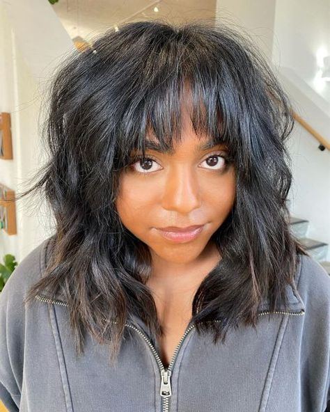 Round Face Wispy Bangs for Round Face and Thick Hair Texture Choppy Layered Haircuts, Medium Black Hair, Chic Haircut, Short Choppy Haircuts, Choppy Haircuts, Bangs For Round Face, Round Face Shape, Hair With Bangs, Medium Hair Cuts