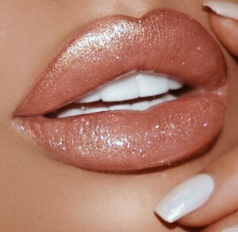 Lip gloss | sparkle gloss | make up inspiration | gently beauty Rihanna Fenty Beauty, Jouer Cosmetics, Alat Makeup, Make Up Inspiration, Lipstick Art, Beauty Make-up, Makijaż Smokey Eye, Luminizer, Lip Art