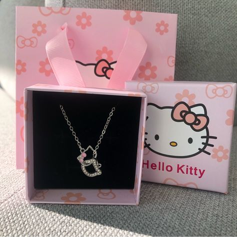 Hello Kitty Heads Interlocking Necklace. Hello Kitty Heads With Kitty Bow And Rhinestones. A Beautiful Minimal Piece. Y2k Style. New In A Box With A Bag. Perfect For Gifting To Others Or Self. Size: One Size #Sanrio #Kawaii #Anime #Hellokitty #Statement #Kittybow #Twee Jewelry Hello Kitty, Hello Kitty Wedding, Sliver Necklace, Hello Kitty Photos, Hello Kitty Y2k, Hello Kitty Gifts, Hello Kitty Merchandise, Hello Kitty Bow, Kitty Clothes