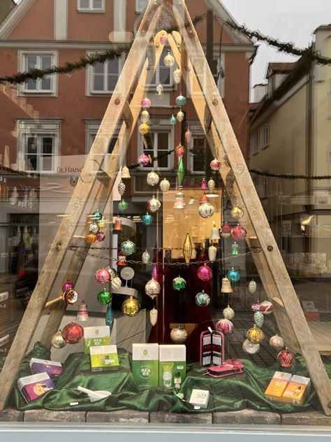 Christmas Botique Displays, Christmas Window Ideas Retail, Boutique Holiday Window Display, Christmas Store Windows Display Ideas, Christmas Display Ideas Retail, Country Christmas Store Displays, Retail Holiday Display, January Store Window Display Ideas, Christmas Retail Window