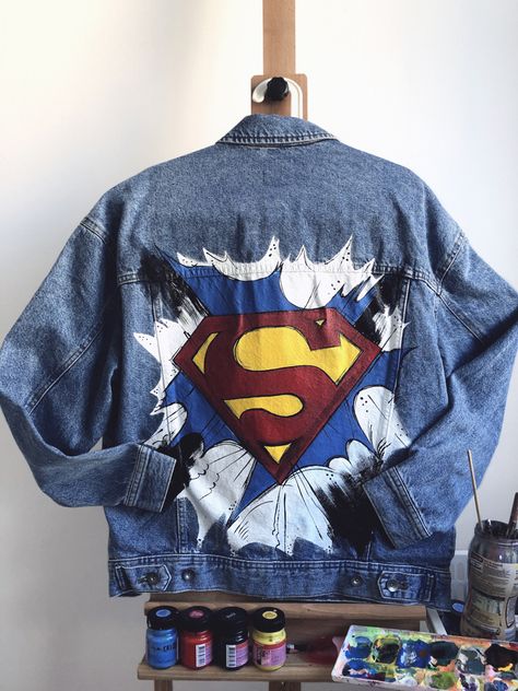 Superman Jacket, Custom Levis, Custom Jeans Diy, Diy Clothes Patterns, Bone Bordado, Diy Tie Dye Techniques, Jacket Drawing, Diy Pants, Painted Clothes Diy