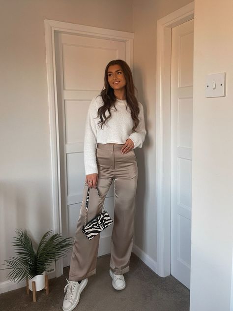 Beige Satin Trousers Outfit, Outfits With Silk Pants, Silk Cargo Pants Outfit, Satin Pants Outfit Casual, Silk Trousers Outfit, Satin Trousers Outfit, Satin Cargo Pants Outfit, Cargo Joggers Outfits, Uni Ootd