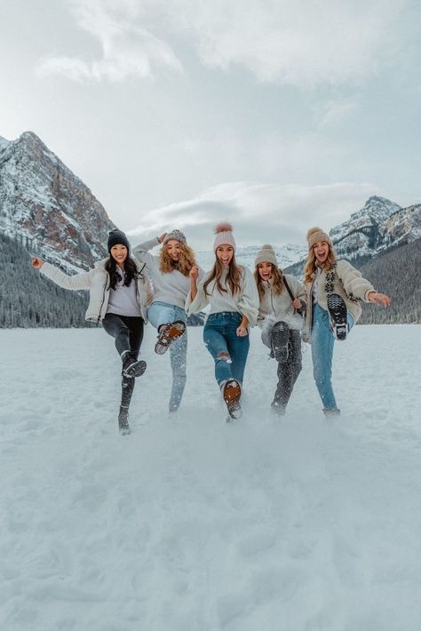 Best Friend Fotos, Bracelets Pura Vida, Bff Pics, Snow Photoshoot, Best Friend Photography, Shotting Photo, Best Friend Photoshoot, Winter Photoshoot, Bff Photoshoot