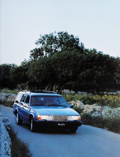 Volvo 940 Kombi Worldwide '05.1991–02.1998 Volvo Estate, Old Volvo, I Am Speed, Garage Inspiration, Volvo 940, Volvo Car, Car Evolution, Aesthetic Cars, Car Brochure