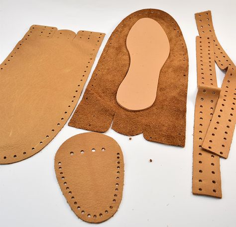 Ever wanted to make shoes? I had no idea it was so easy to make leather moccasins! Leather Moccasins Diy, 2d Pattern, Moccasin Patterns, Handmade Shoes Pattern, Natural Shoes, Diy Moccasins, Diy Moon, Diy En Cuir, Handmade Moccasins