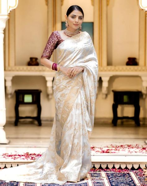 White Banarasi Saree, Off White Silk Saree, White And Gold Saree, Summer Saree, Girly Backpacks, Off White Saree, Party Saree, Saree Party, Jacquard Saree