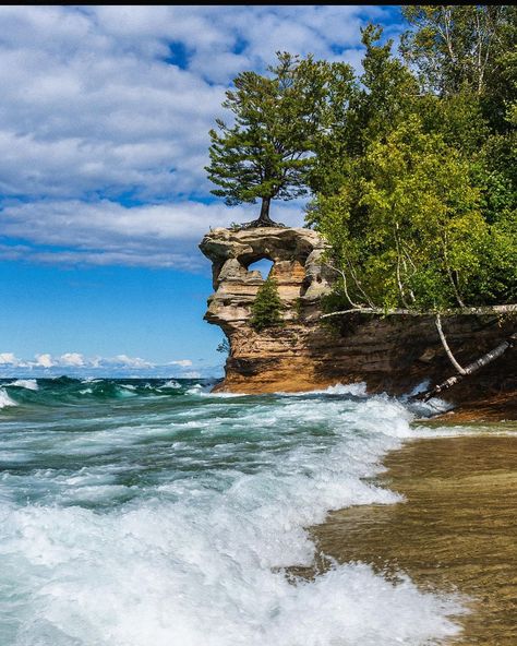 Amazing Places - Pictured Rocks National Lakeshore In... Picture Rocks Michigan, Pictured Rocks Michigan, Midwest Road Trip, Pictured Rocks, Pictured Rocks National Lakeshore, Michigan Usa, Visual Culture, Upper Peninsula, Gods Creation