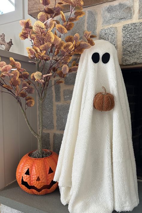 Rock And Roll Skeleton, Halloween Fireplace Mantle, Pumpkin Porch, Holiday House Decor, Fun Diy Halloween Decorations, Elegant Halloween Decor, Halloween Fireplace, Pumpkin Planter, Porch Pumpkins