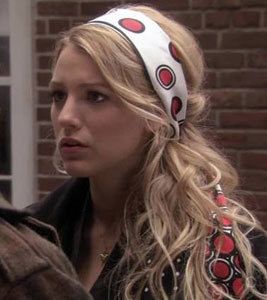 Serena's Chanel dot scarf on Gossip Girl 2nd Day Hair, How To Wear Headbands, Serena Van Der, 70s Hair, Serena Van, Hair Scarf Styles, Serena Van Der Woodsen, Gossip Girl Fashion, Penteado Cabelo Curto