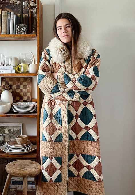 Wool Blanket Coat Pattern, Quilt Trench Coat, Quilted Duster Coat, Upcycle Clothes Ideas, Duster Coat Pattern, Quilted Housecoat, Quilted Fall Jacket, Quilt Coat Pattern, Quilted Coat Pattern