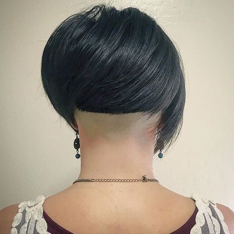 Short Stacked Bob Hairstyles, Side Cut Hairstyles, Sleek Bob Hairstyles, Short Layered Bob, 90s Haircuts, Half Shaved Hair, Hairstyles Cute, Stacked Bob Hairstyles, Really Short Hair