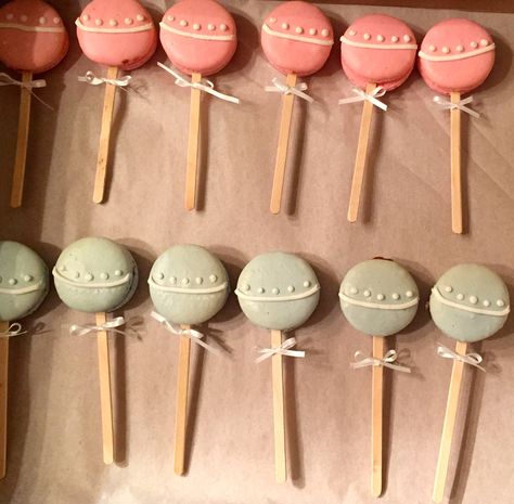 Baby Shower Pastries, Gender Reveal Pastries, Neutral Gender Reveal Treats, Gender Reveal Macarons, Baby Shower Dessert, Gender Reveal Macaron Cake, Baby Shower Snack Ideas, Baby Shower Macarons Girl, Baby Shower Macarons