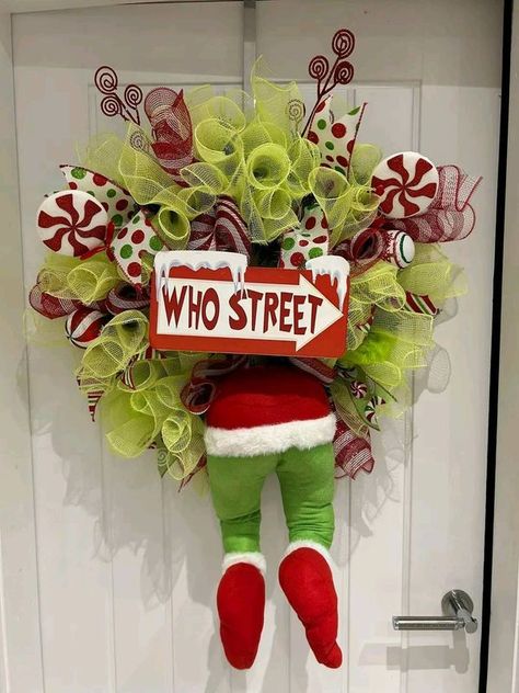 Dollar Tree Fantastics Crafts & Decor | Grinch inspired door wreath 💚 | Facebook Diy Dollar Tree Grinch Decor, Grinch Reef, Grinch Wreath Ideas, Grinch Wreath Diy, Diy Grinch Wreath, Grinch Craft, Grinch Crafts, Grinch Wreath, Deco Mesh Wreaths Diy