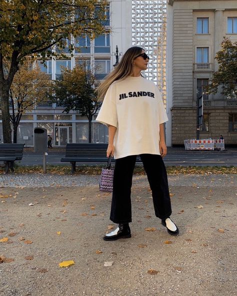 Jil Sander T Shirt, Dress Like A Parisian, T Shirt Outfit, Mcqueen Fashion, Hi Fashion, Instagram B, Fall Fits, Fashion Images, Tshirt Outfits