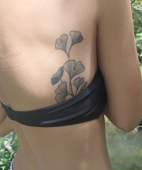 Upper side/back floral tattoo (I like this location more than the design) Leaf Tattoo Ideas, Girl Side Tattoos, Blatt Tattoos, Leaf Tattoo, Girl Back Tattoos, Design Tattoos, Tattoo Back, Floral Tattoo Design, Botanical Tattoo