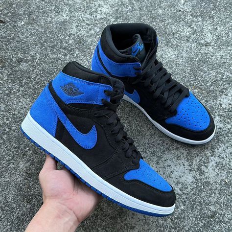 Who's been waiting for these?? Take an early look of what to expect from the Nike Air Jordan 1 High OG Royal Reimagined! Scheduled for release at the end of this year, keep it locked with The Drop Date for further release information... Imagery via @linkedsole #thedropdate #nike #airjordan #aj1royal #aj1royalreimagined #airjordan1royal High Top Nike Shoes, Jordan 1 Royal Blue, Bd Gift, High Top Nike, Fire Shoes, Jordan 1 Royal, Jordan 1 Blue, Pretty Sneakers, Nike Shoe