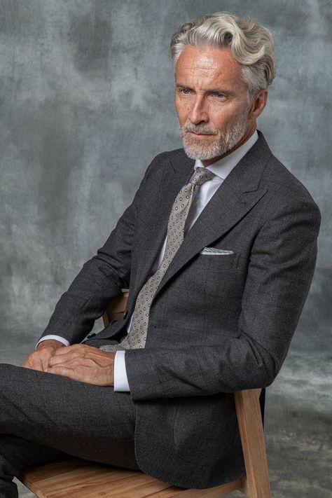 Prince Of Wales Suit, Pini Parma, Suits Harvey, Italian Mens Fashion, Grey Suit Men, Dark Gray Suit, Suit Combinations, Charcoal Suit, Modern Suits