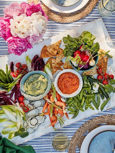 Aesthetic Garden Party, Garden Party Food, Bbq Theme Party, Garden Party Aesthetic, Garden Party Ideas, Indoor Garden Party, Boho Garden Party, Garden Party Recipes, Sharing Platters