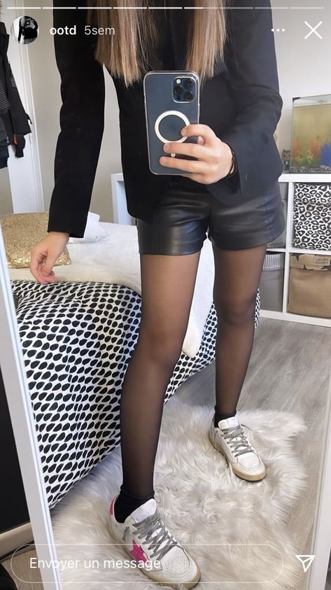 Outfit Short Cuir, Short Cuir Outfit, Outfit Du 16, Outfit 16eme Paris, Leather Trousers Outfit, Black Shorts Outfit, Short Cuir, Pantyhose Fashion, French Outfit