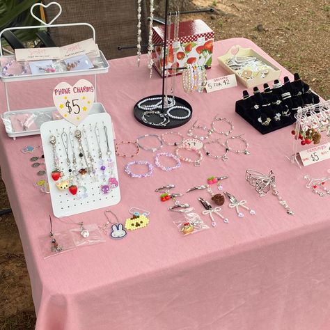 jewelry pop up, coquette Bracelet Table Display Ideas, Market Display Jewelry, Bracelet Pop Up Stand Ideas, Cute Pop Up Shop Ideas, Club Fair Booth Ideas, Jewelry Pop Up Display, Bracelet Pop Up Stand, Jewelry Pop Up, Pop Up Stand Ideas