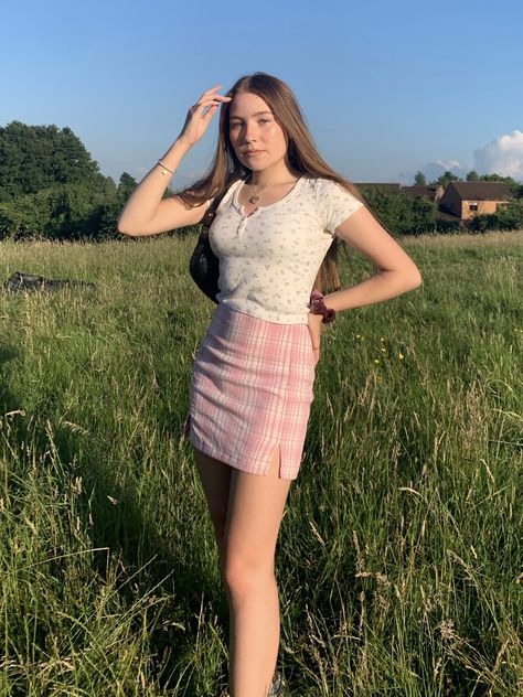 Pink Cara, Brandy Melville White Skirt, Brandy Melville Izzy Skirt Outfit, Dana Skirt Brandy Melville, Messy Wardrobe, Zelly Top, Brandy Aesthetic, Cara Skirt, Brandy Melville Cara Skirt