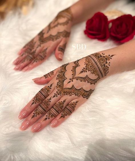 Aesthetic Mehndi Design, Simple Nikkah, Nikkah Henna, Aesthetic Trousers, Nail Unique, Book Highlight, Lehenga Simple, Aesthetic Mehndi, Design Lehenga