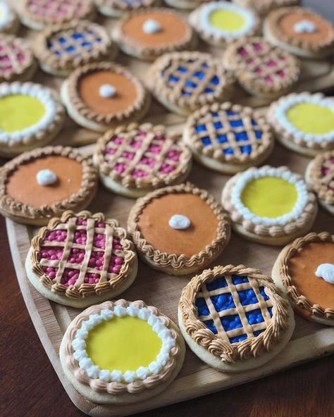 Pie Sugar Cookies. Lemon tastes like lemon, blueberry is a standard vanilla, red berries tastes like raspberry and the pumpkin is a fall spice mix. Sugar cookies are a classic win. #sugarcookie #sugarcookiedecorating #piesugarcookie #dessert #royalicing #lemon #fallbaking #decorating #dessert #fallbaking #thanksgivingcookies #thanksgivingdessert Pie Sugar Cookies, Cherry Pie Cookies, Pumpkin Pie Cookies, Pie Decoration, Beach Cookies, Sugar Cookie Cakes, Miniture Food, Math Geek, Pie Shop