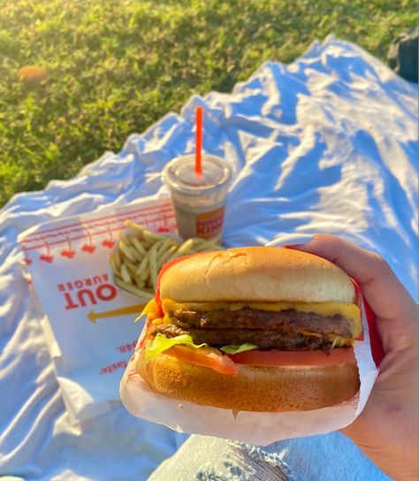 Burger In N Out, Innout Burger Aesthetic, Burger Asthetic Picture, In And Out Burger Aesthetic, Picnic Fast Food, Burger Picnic, In N Out Aesthetic, Burgers Aesthetic, Inside Out Burger