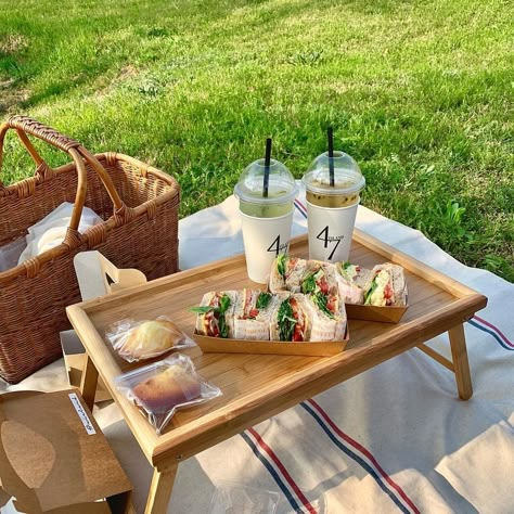 Picnic Date Food, Picnic Dates, Picnic Inspiration, Picnic Aesthetic, Picnic Date, Picnic Ideas, Picnic Time, Picnic Food, Picnic Foods