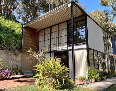 Eames House Interior, House California, Case Study House, Eames House, Case Study Houses, Eames Office, Digital Skills, Arts Magazine, Architecture Magazine