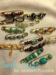 Today's post is showing you how easy it is to make your own safety pin brooches. My dear friend from www.Mariampoppins.com  recently mad... Kilt Pin Jewelry, Safety Pin Art, Safety Pin Crafts, Kilt Pin Brooches, Safety Pin Jewelry, Journal Jewelry, Safety Pin Brooch, Wire Jewellery, Brooch Diy