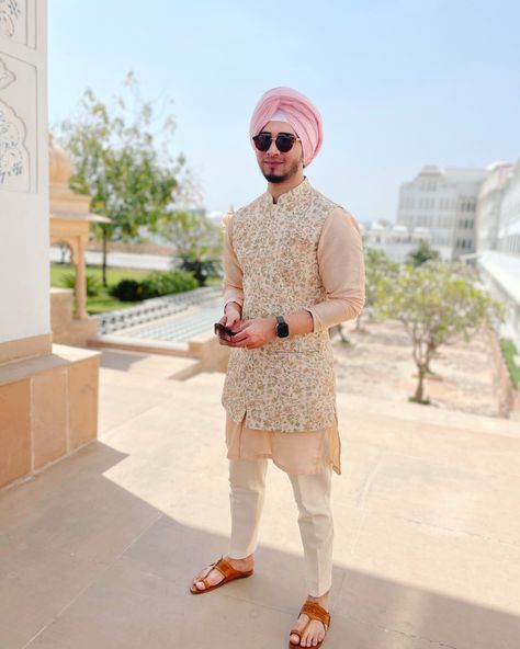 Bandi Jacket Men, Sikh Groom, Turban For Men, Long Jacket Outfit, Indian Menswear, Wedding Dressing, Wedding Fits, Pink Kurta, Man Dressing Style