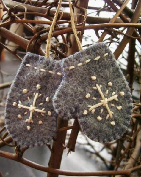 33 Rustic Christmas Ideas Adding Natural Touches to Winter Decorating Mitten Ornaments, Handcrafted Knife, Handcrafted Gifts, Felt Christmas Tree, Hand Craft, Felt Christmas Ornaments, Wool Crafts, Handcrafted Soaps, Christmas Sewing