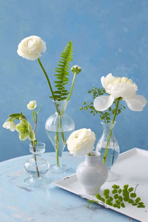 Traditional Vases, Small Flower Arrangements, Spring Flower Arrangements, Oakleaf Hydrangea, Floating Flowers, Flower Arrangements Diy, Fresh Flowers Arrangements, White Tulips, Idul Fitri