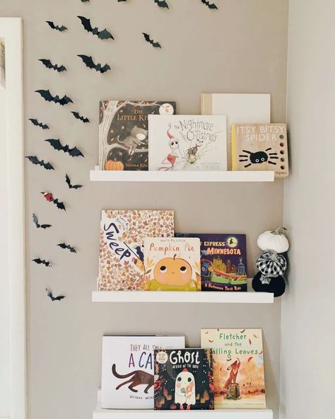 Kids Bookshelves for Fall + Halloween – Chronicle in the Pines Halloween Nursery Bookshelf, Seasonal Bookshelf Kids, Themed Bookshelves, Halloween Playroom, Halloween Kids Room, Halloween Bookshelf, Holiday Bookshelves, Fall Bookshelf, Bookshelf Ideas