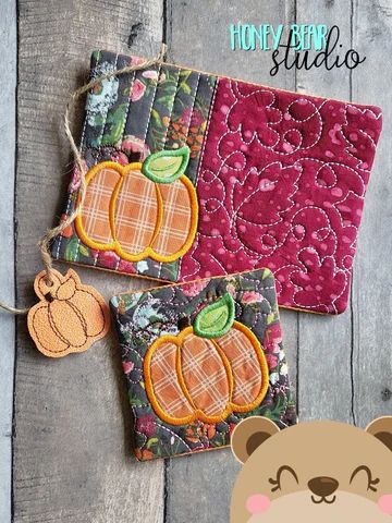 Mug Rugs – Page 6 – Honey Bear Studio Fall Mug Rugs, Rug Background, Thanksgiving Sewing, Machine Embroidery Ideas, Pumpkin Placemats, Fall Coasters, Mug Bag, Fun Quilts, Pumpkin Applique